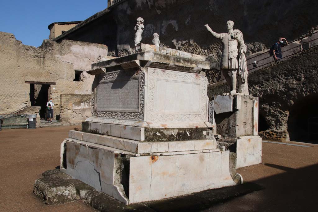 Herculaneum, October 2020. Looking north-west towards altar and statues. Photo courtesy of Klaus Heese.